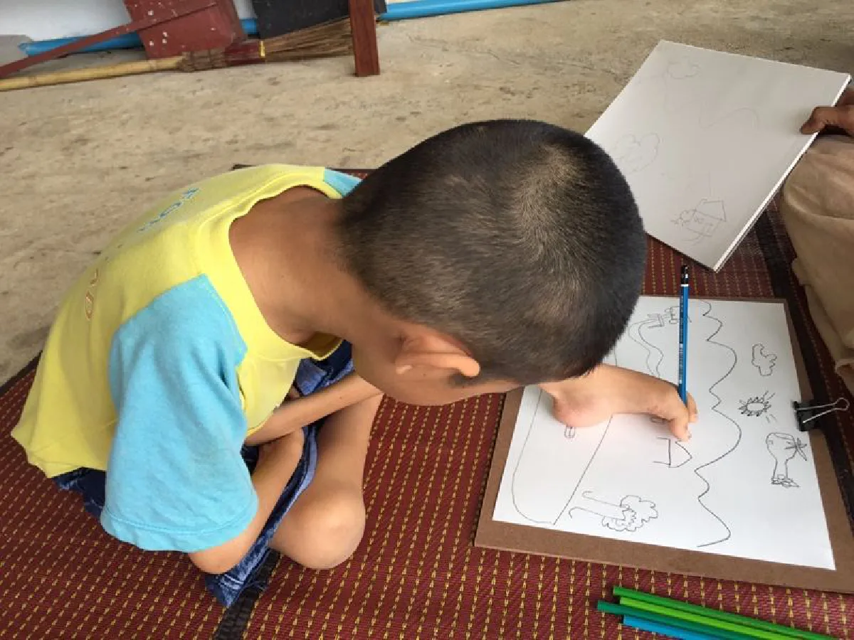 สุดทึ่ง!เด็ก9ขวบพิการแขนขามุมานะเรียนวาดรูป