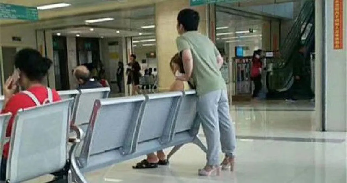 แฟนสาวเจ็บเท้า หนุ่มจีนเลยยอมใส่รองเท้าสีชมพูส้นสูงของเธอแทน