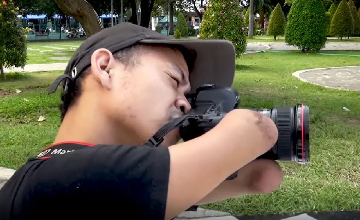 เผยภาพถ่ายถ่ายสุดทึ่งของช่างภาพอินโดฯ ที่ไร้แขนขา แต่ไม่ไร้ความสามารถ!