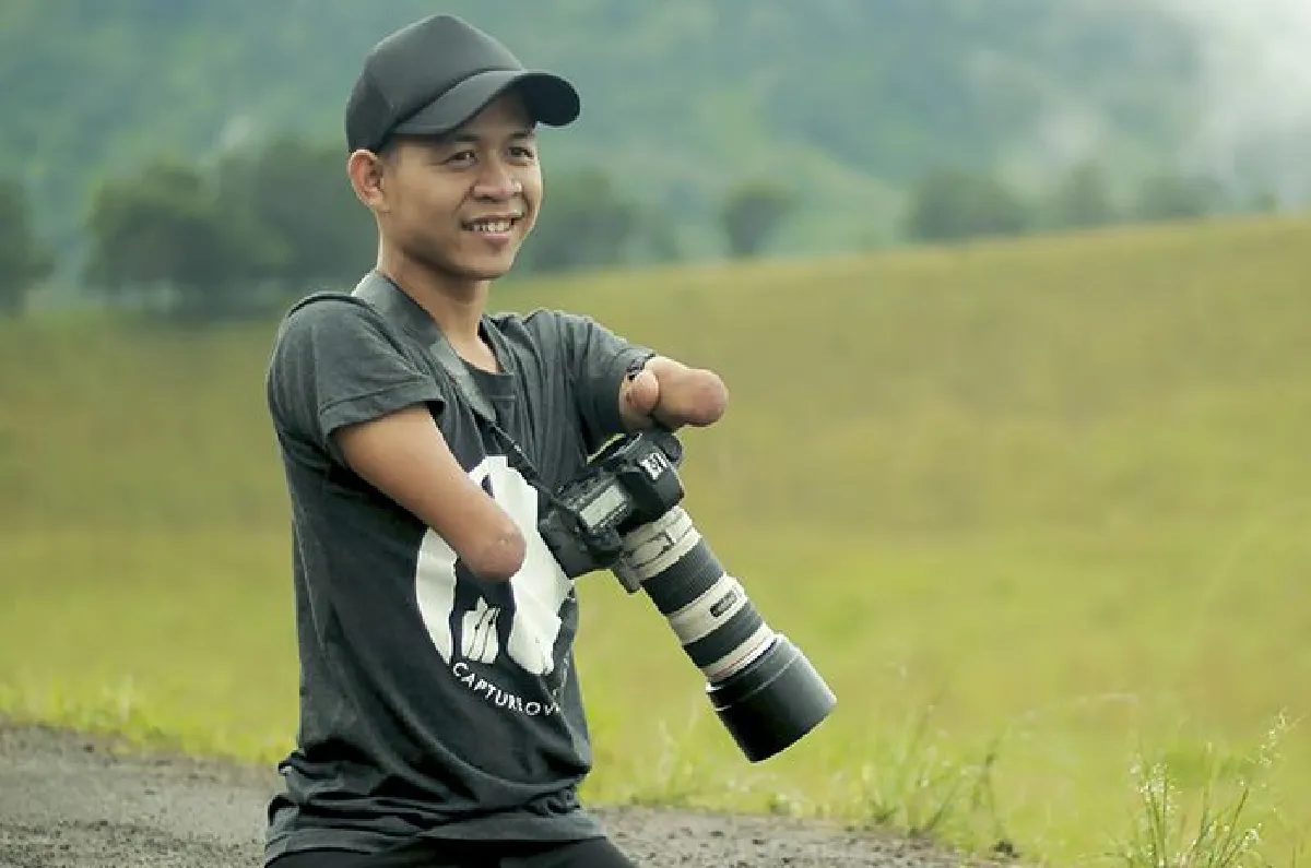 เผยภาพถ่ายถ่ายสุดทึ่งของช่างภาพอินโดฯ ที่ไร้แขนขา แต่ไม่ไร้ความสามารถ!