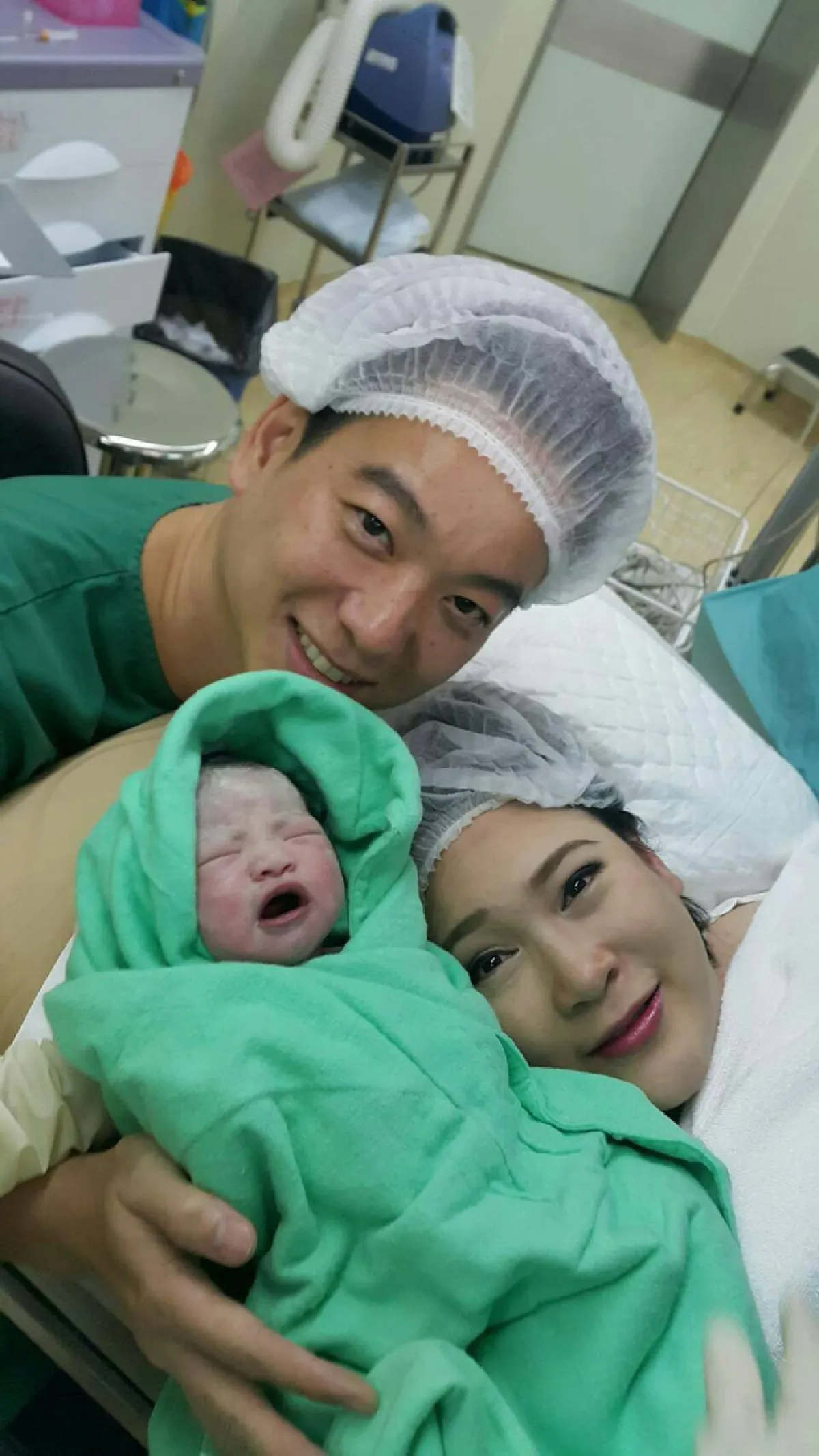 คลอดแล้ว! น้องพอลลี่ ลูกสาวคนแรกของ ตุ๊กตา อินทิรา