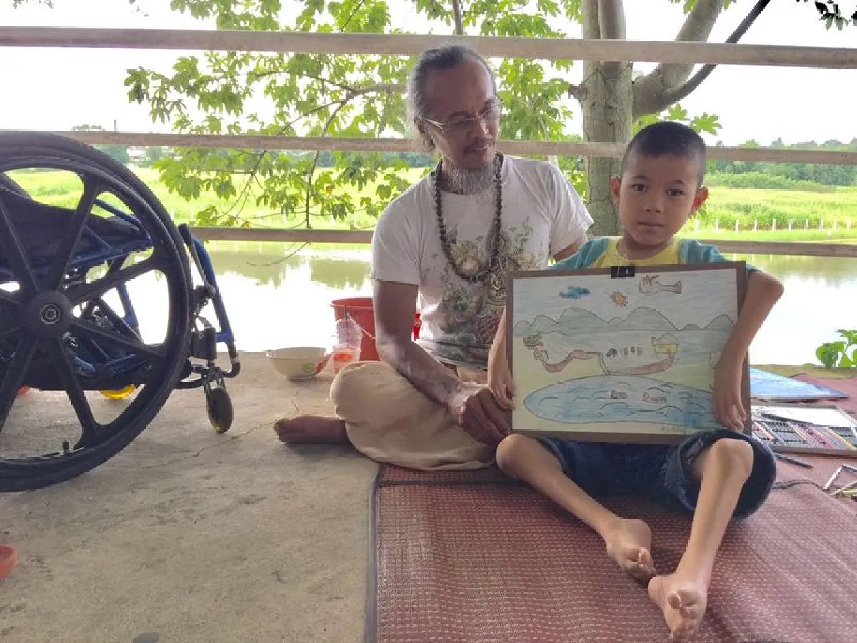 สุดทึ่ง!เด็ก9ขวบพิการแขนขามุมานะเรียนวาดรูป