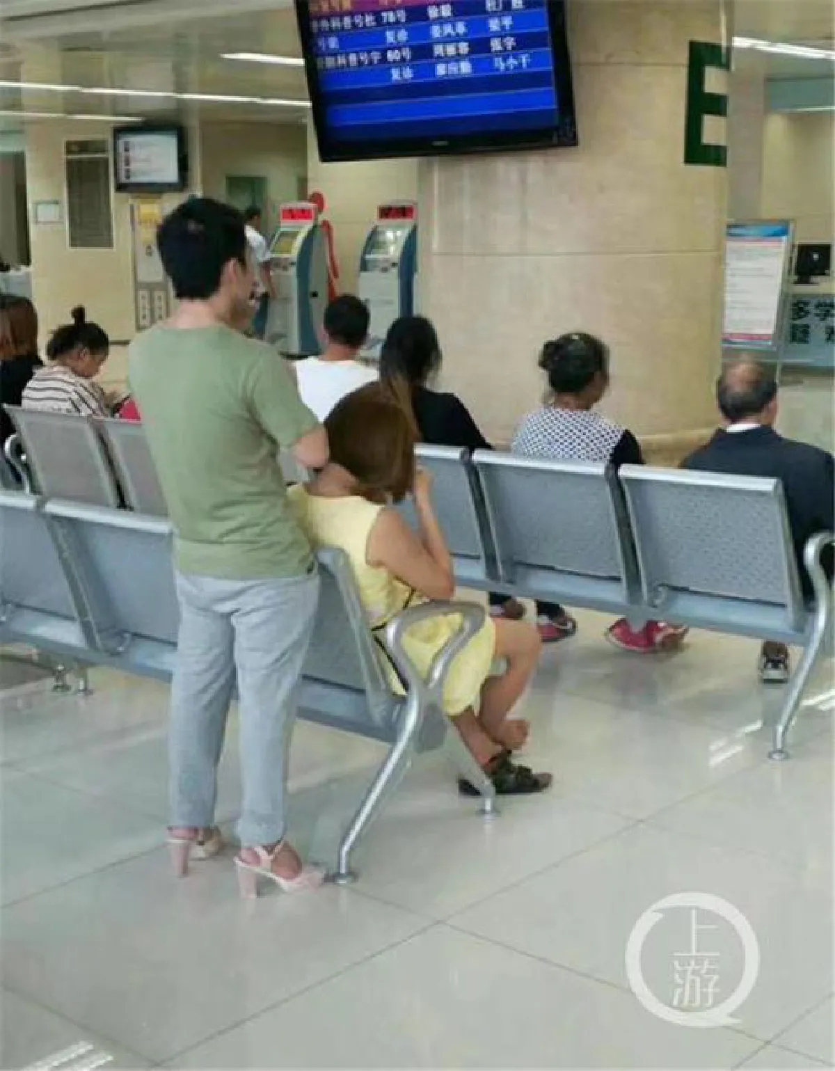 แฟนสาวเจ็บเท้า หนุ่มจีนเลยยอมใส่รองเท้าสีชมพูส้นสูงของเธอแทน