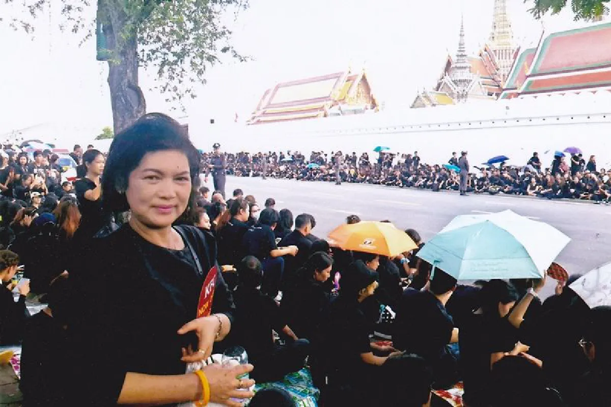 เปิดตัวหญิงวัย52กราบพระบรมศพร.9แล้ว63ครั้ง