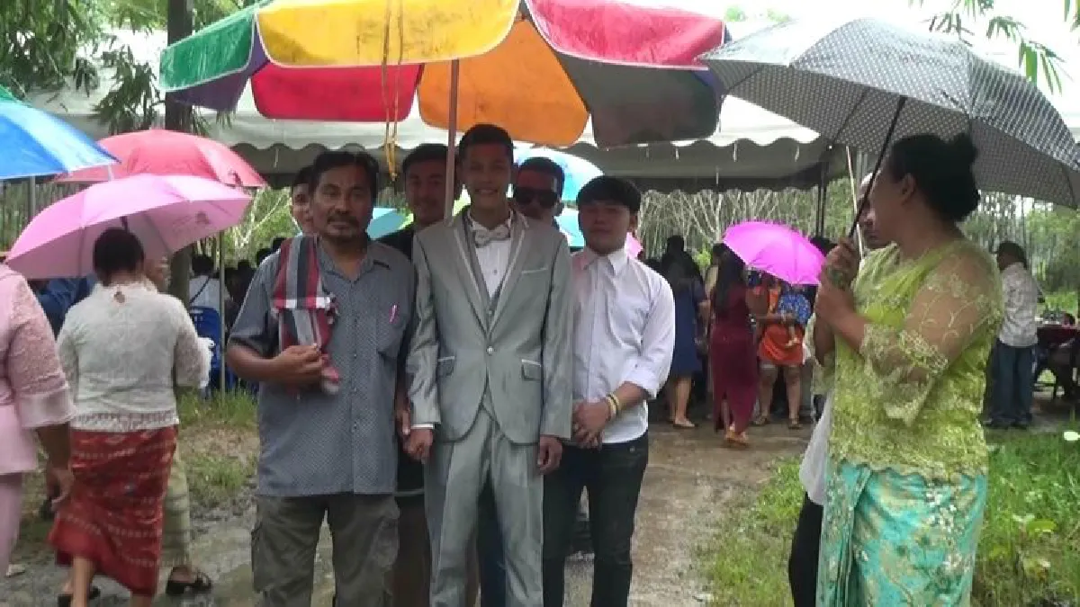 พ่อแก้บนยกขันหมาก100ขันขอสะใภ้ให้ลูกชาย