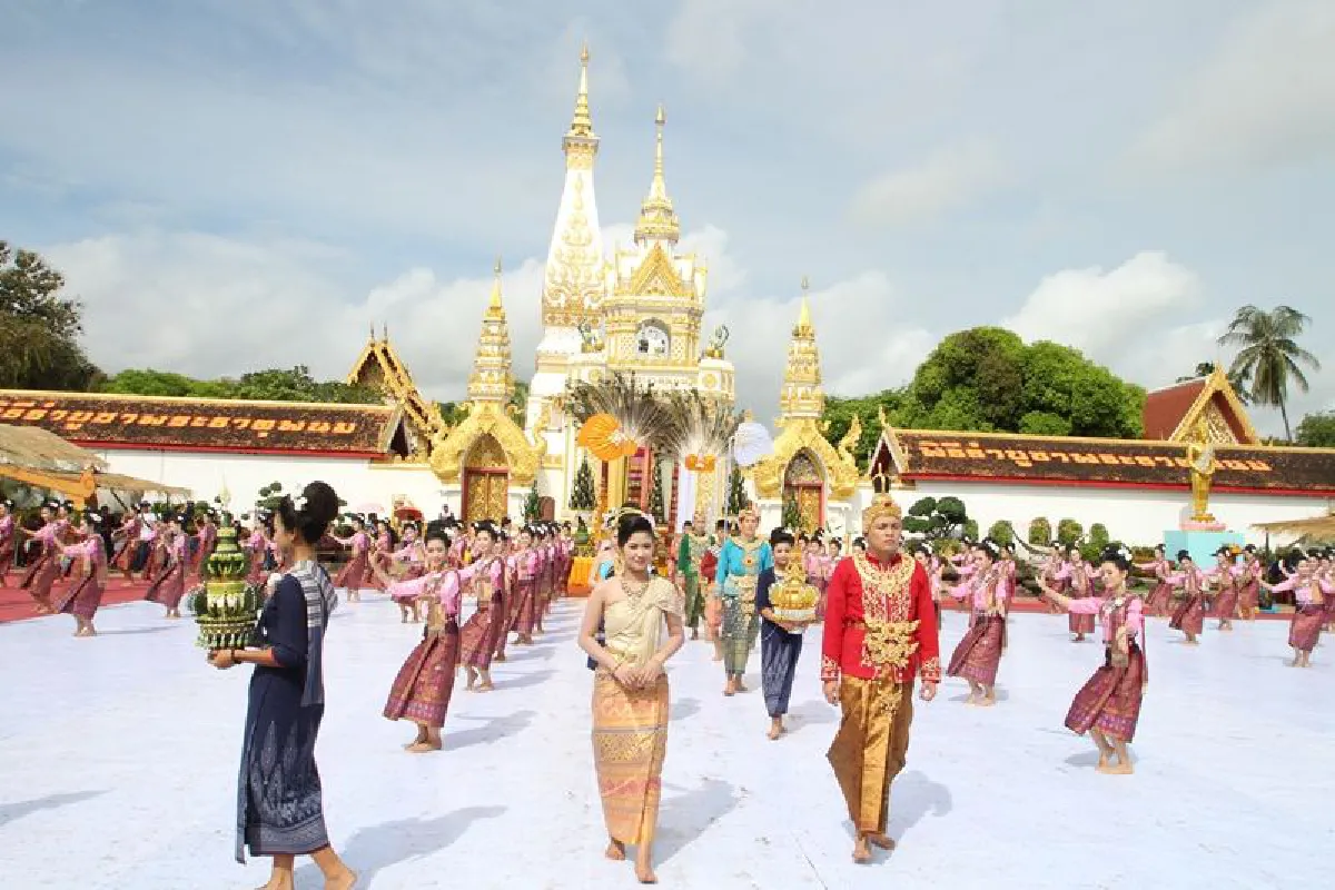 ตระการตาวันออกพรรษาสาว7เผ่ารำบูชาพระธาตุพนม