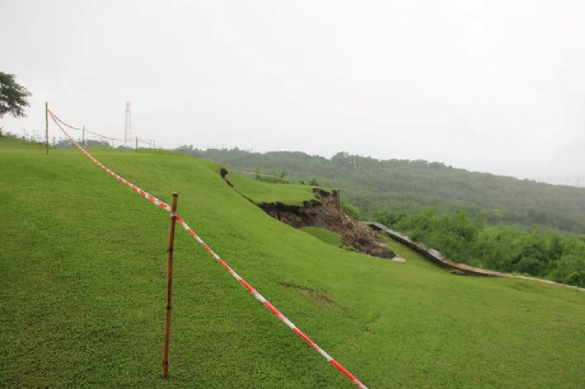 ลำปางฝนตกหนักสนามกอล์ฟแม่เมาะดินสไลด์