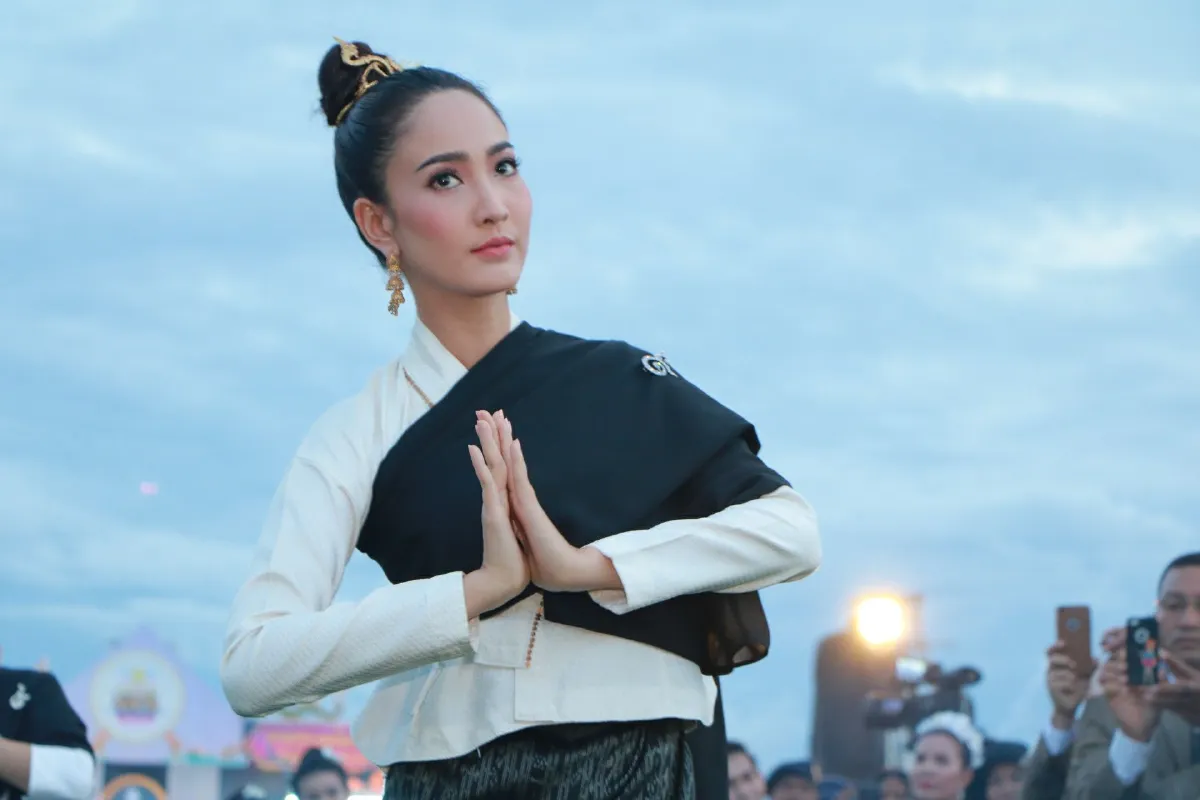 งดงามอ่อนช้อย! แต้ว ณฐพร รำบวงสรวงพญานาคริมฝั่งโขง (มีคลิป)