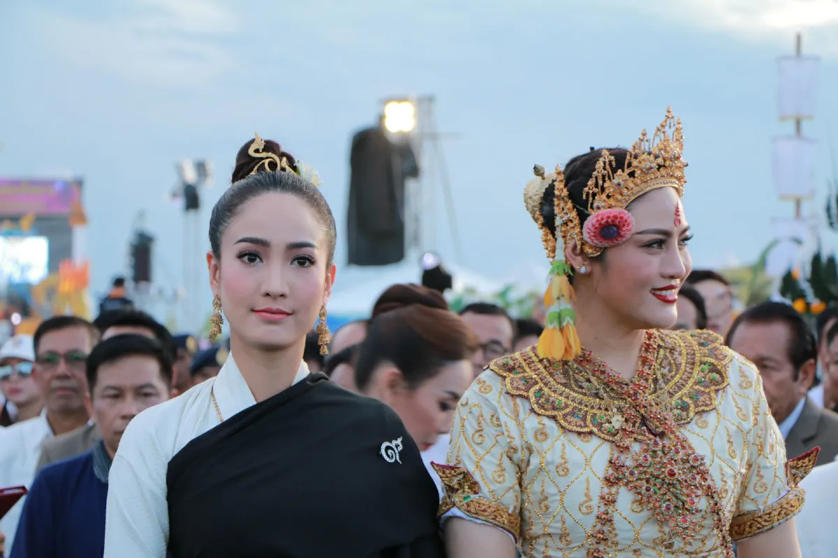 งดงามอ่อนช้อย! แต้ว ณฐพร รำบวงสรวงพญานาคริมฝั่งโขง (มีคลิป)