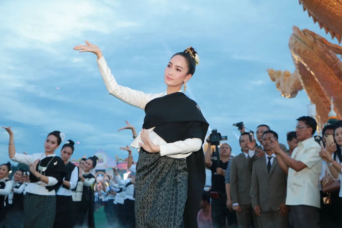 งดงามอ่อนช้อย! แต้ว ณฐพร รำบวงสรวงพญานาคริมฝั่งโขง (มีคลิป)