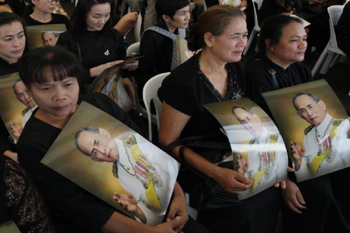 กราบพ่อครั้งสุดท้าย พระองค์ไม่เคยถูกลืมเลือน กราบพ่อครั้งสุดท้าย พระองค์ไม่เคยถูกลืมเลือน