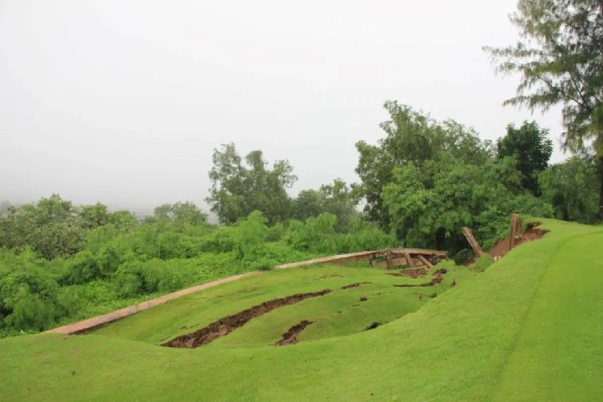 ลำปางฝนตกหนักสนามกอล์ฟแม่เมาะดินสไลด์