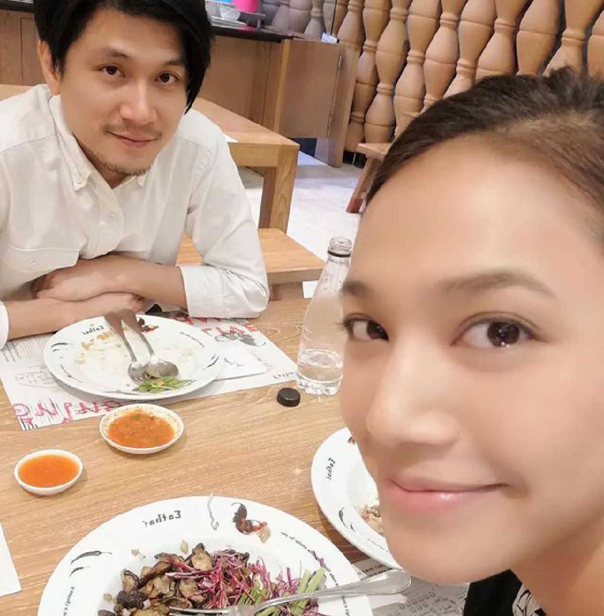 ความหวานแย่งซีน! นุ่น ศิรพันธ์ ควงสามีฉลอง 12 ปี เพื่อนสนิท