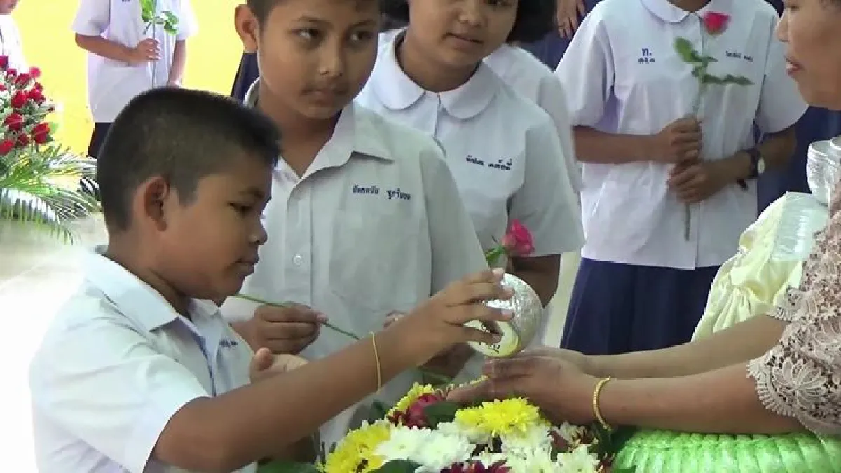 ครูและนักเรียนแสดงมุทิตาจิตให้แม่ครัวทำหน้าที่จนครบวัยเกษียณ