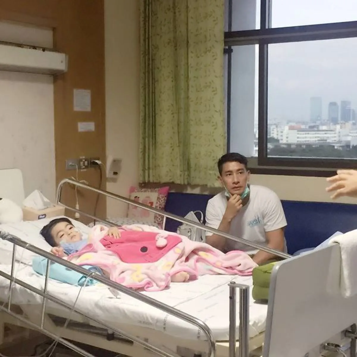 อย่ายอมแพ้! ป้อง ณวัฒน์ รุดเยี่ยมเป็นกำลังใจให้ น้องสกาย