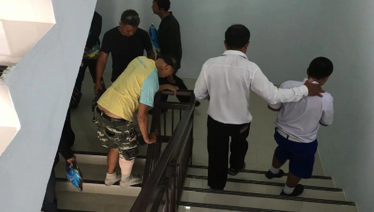 ฮึด!ชายสูงอายุเจ็บขาขึ้นบันได3ชั้นรับสิ่งของพระราชทานจิตอาสา