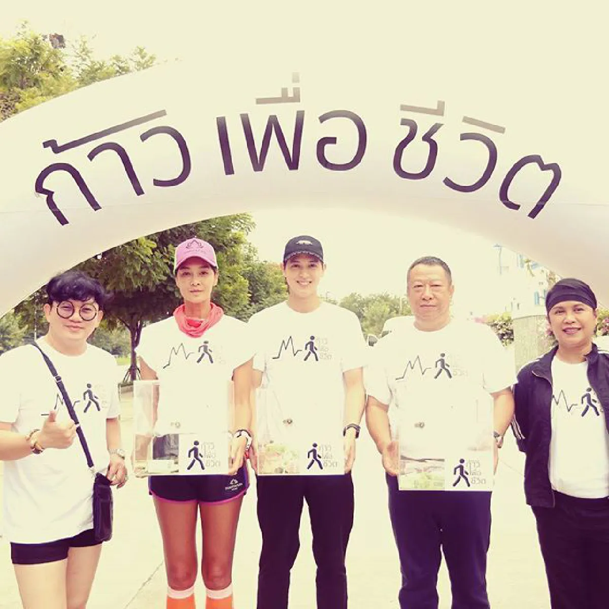 ลูกเกด นำขบวนเดินระดมทุนตากแดดลุยฝน 7 วัน ยอดบริจาค 6 ล้านบาท