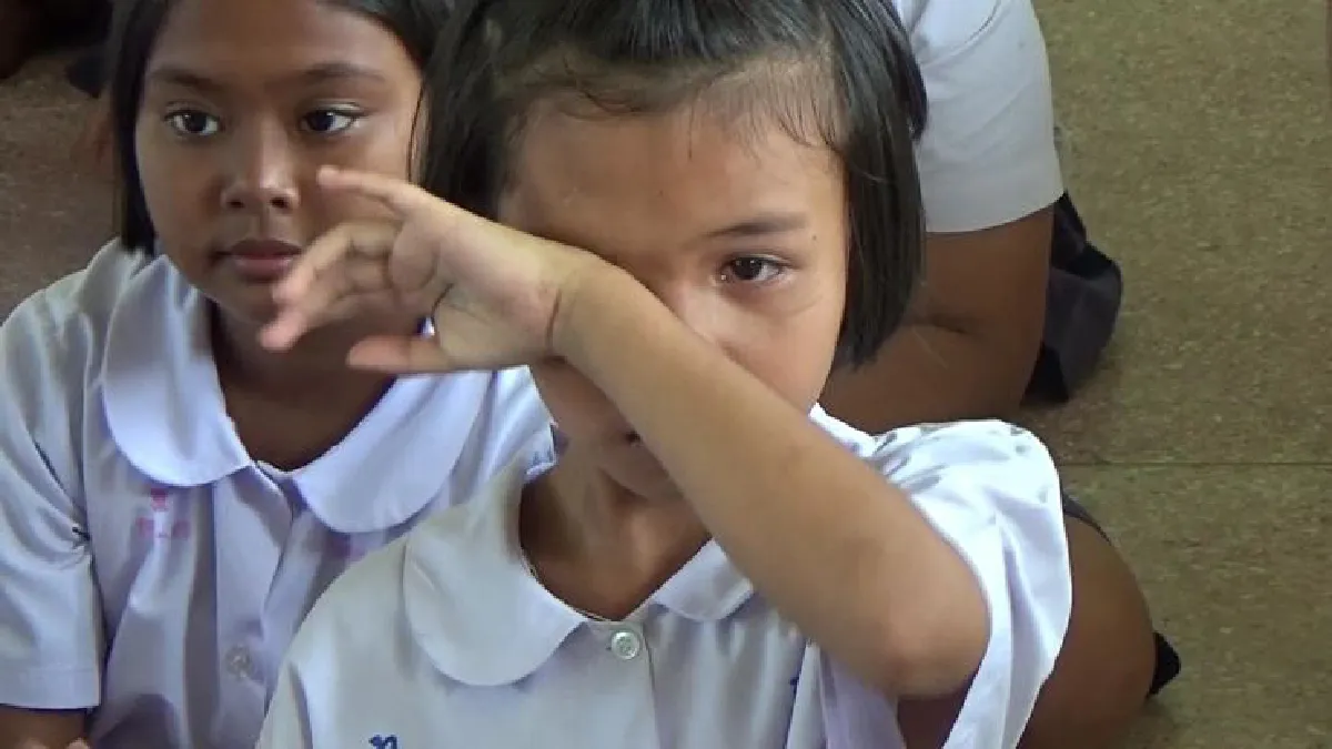 ครูและนักเรียนแสดงมุทิตาจิตให้แม่ครัวทำหน้าที่จนครบวัยเกษียณ