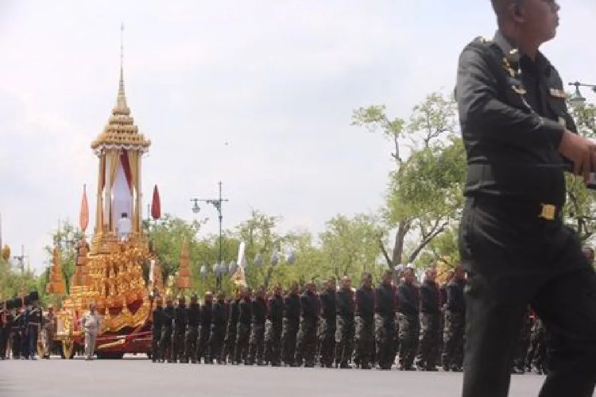พสกนิกรแน่นร่วมชมซ้อมริ้วขบวนพระบรมราชอิสริยยศฯ
