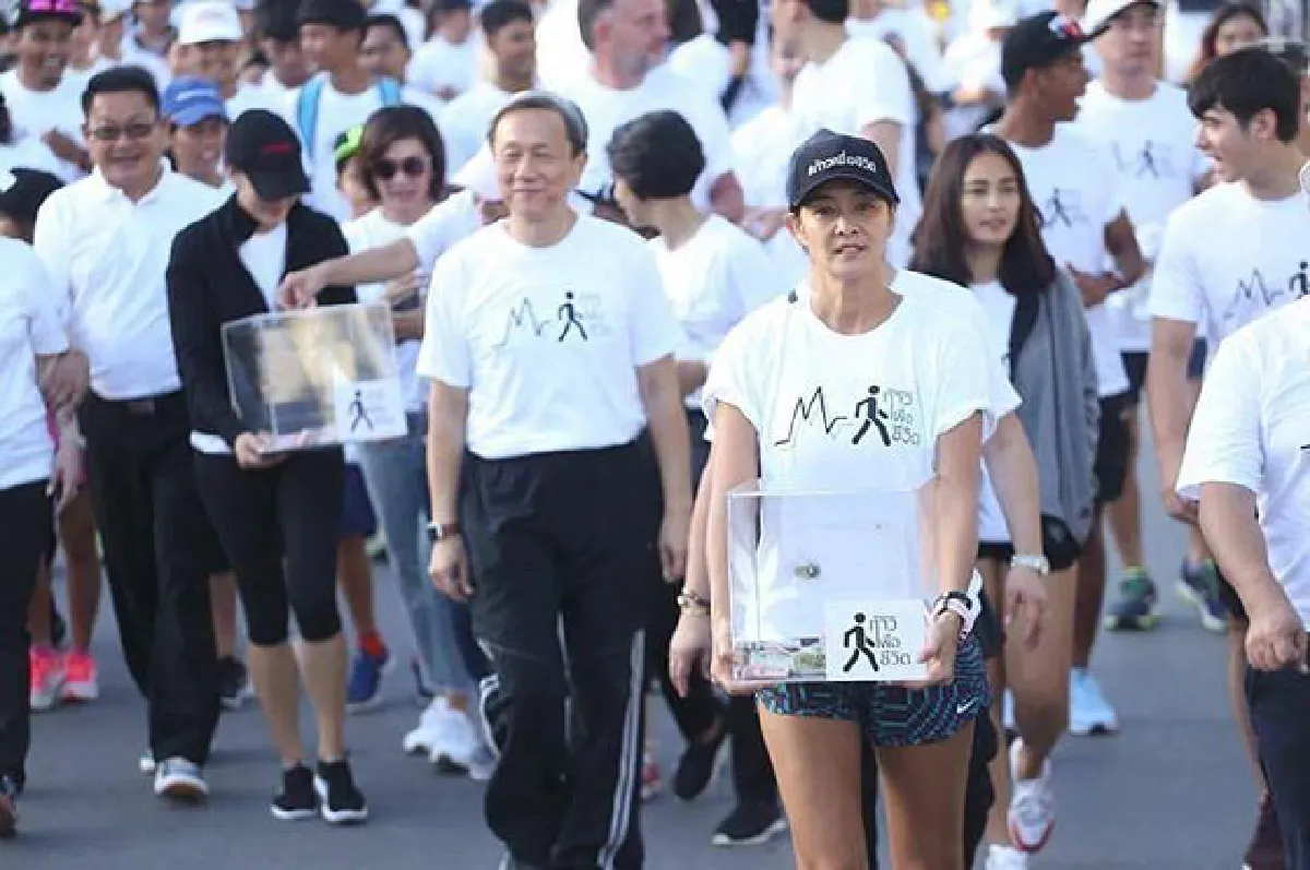 ลูกเกด นำขบวนเดินระดมทุนตากแดดลุยฝน 7 วัน ยอดบริจาค 6 ล้านบาท