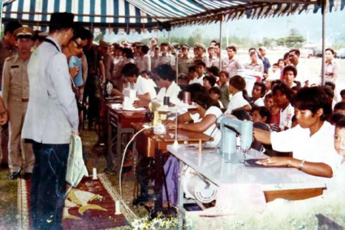 ด้วยแผ่นดินของพระราชา ทำให้ชาวหุบกะพงอยู่ดีมีสุข ด้วยแผ่นดินของพระราชา ทำให้ชาวหุบกะพงอยู่ดีมีสุข