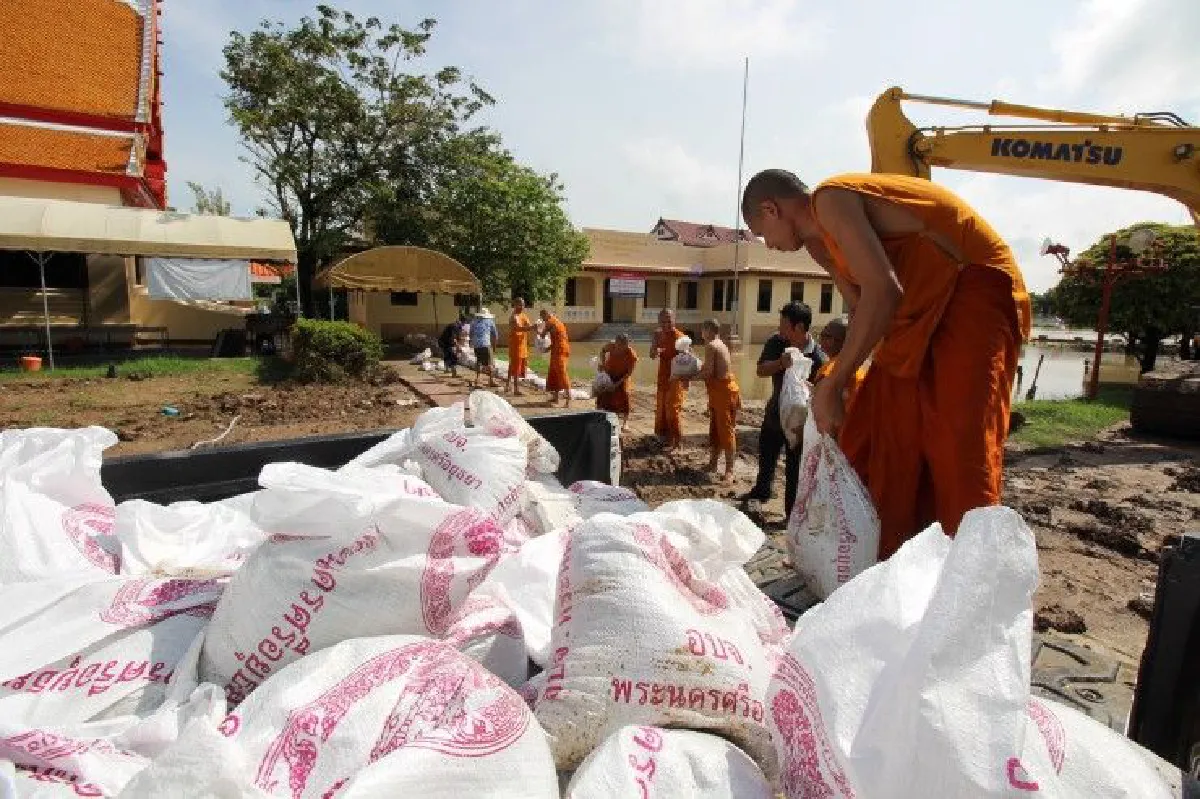 เจ้าพระยาล้นตลิ่งเอ่อท่วม "วัดกษัตราธิราช" อยุธยาแล้ว