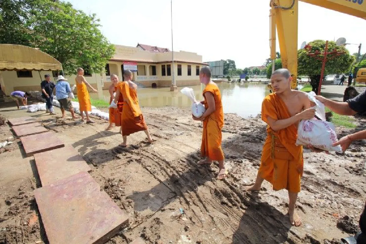 เจ้าพระยาล้นตลิ่งเอ่อท่วม "วัดกษัตราธิราช" อยุธยาแล้ว