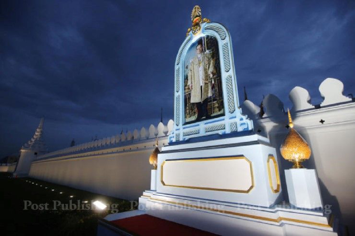 โปรดเกล้าฯจัดทำซุ้มประดิษฐานพระบรมฉายาลักษณ์ในหลวงร.9 โปรดเกล้าฯจัดทำซุ้มประดิษฐานพระบรมฉายาลักษณ์ในหลวงร.9