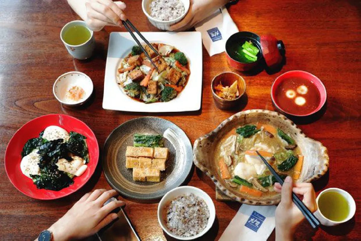 ซีอาร์จี มอบมื้อพิเศษให้คุณได้อิ่มใจ-อิ่มท้อง  ด้วยหลากหลายเมนูอาหารเจ