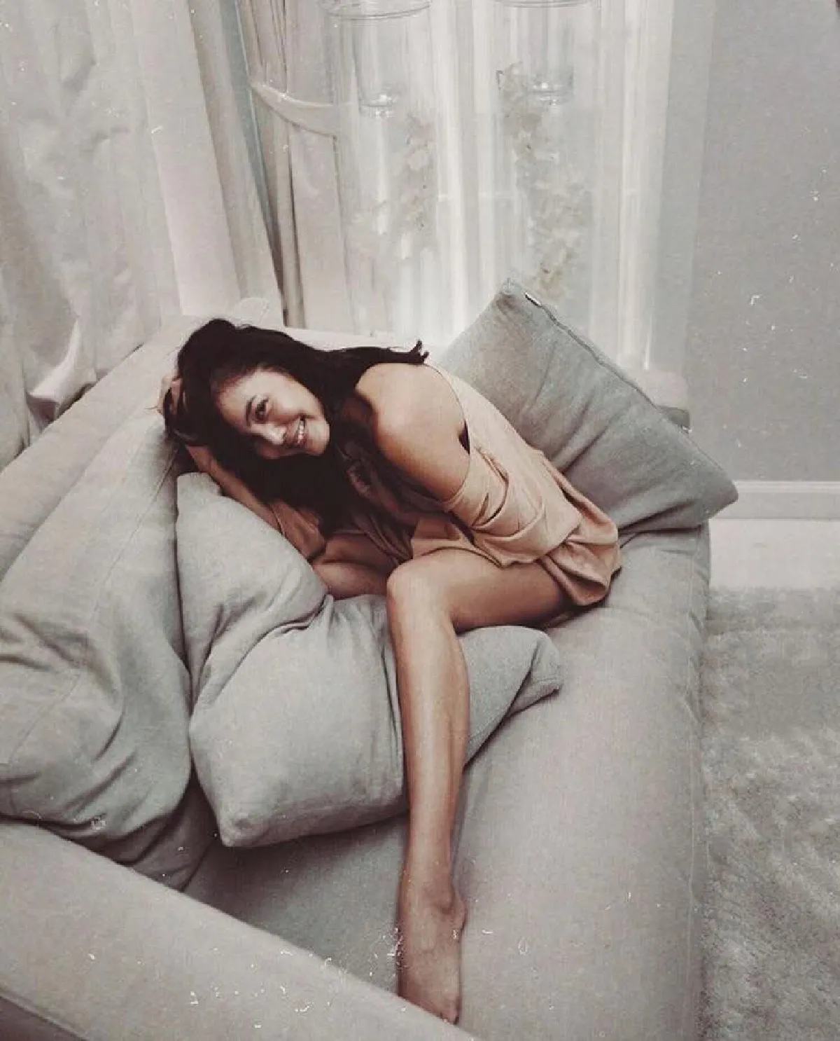 ลีลาการโพสบนเตียงแบบแซ่บๆ ตามสไตล์ “เจนี่"