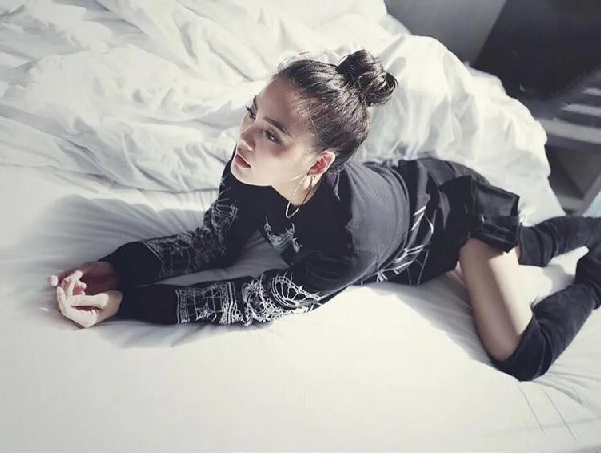 ลีลาการโพสบนเตียงแบบแซ่บๆ ตามสไตล์ “เจนี่"