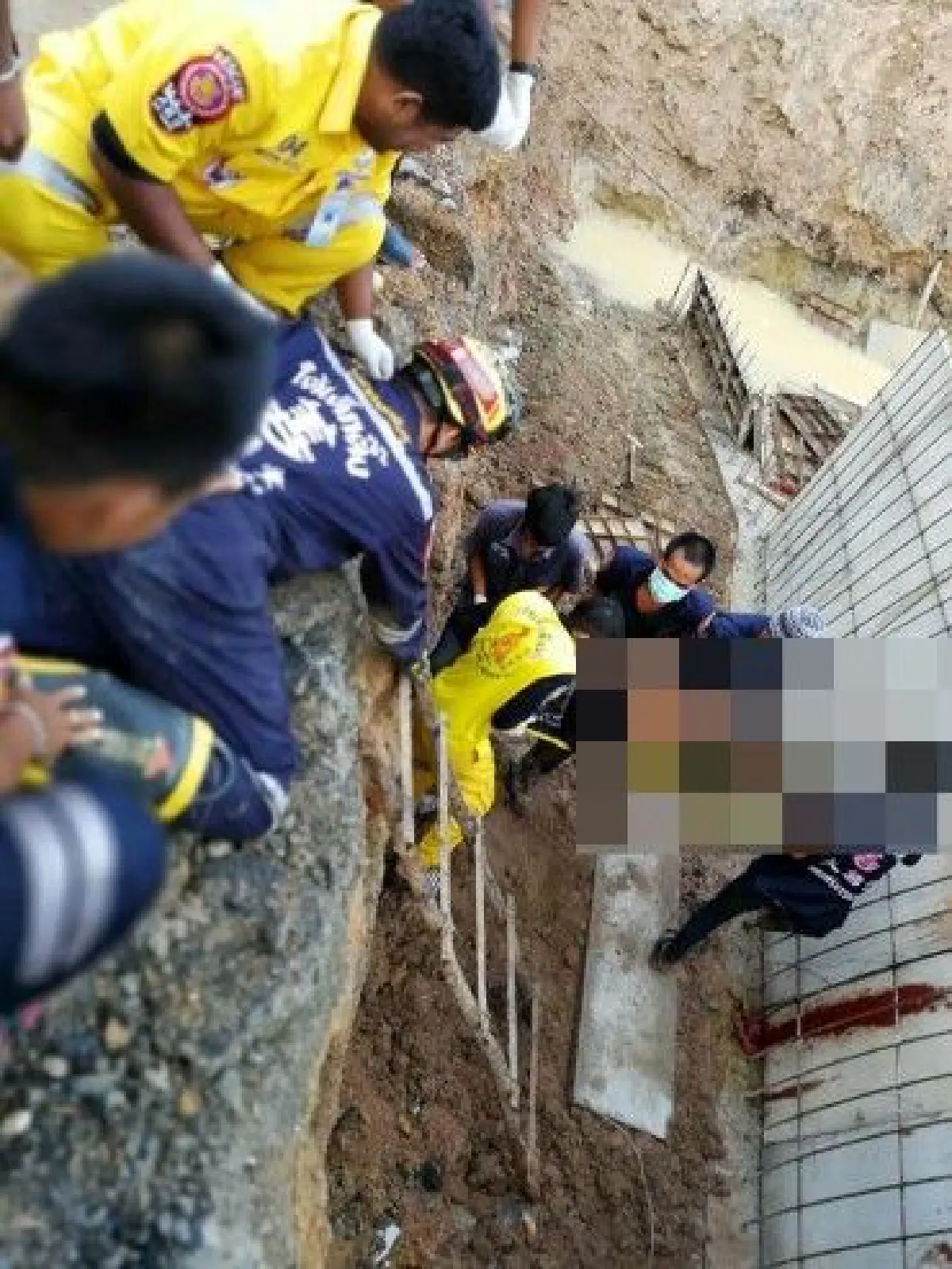 สาวขับเก๋งพุ่งตกหลุมก่อสร้างดับ คาดไม่มีป้ายเเจ้งเตือน