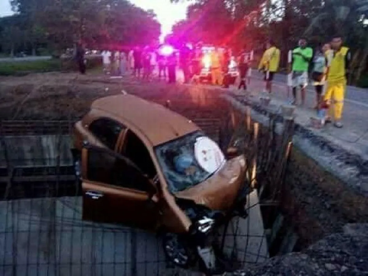 สาวขับเก๋งพุ่งตกหลุมก่อสร้างดับ คาดไม่มีป้ายเเจ้งเตือน