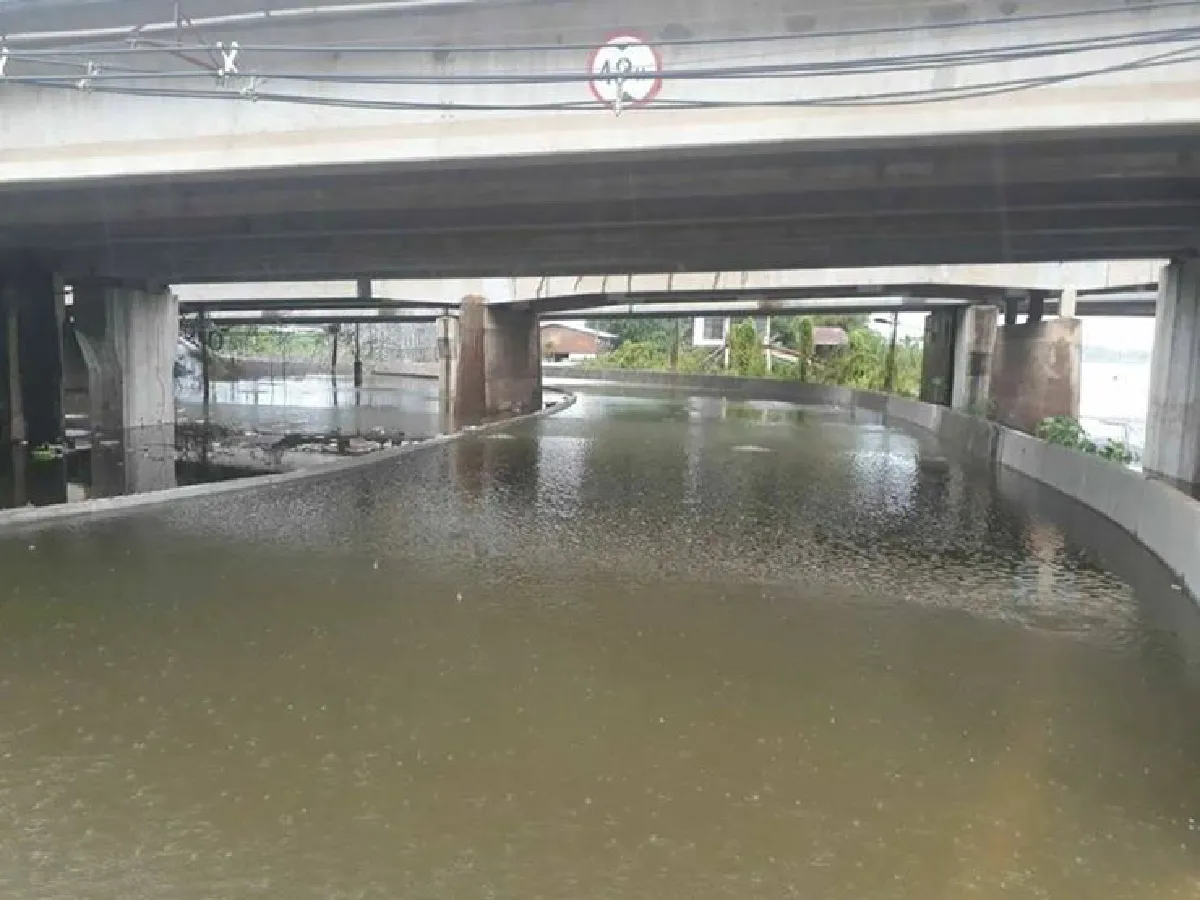 ฝนตกหนักน้ำท่วมถนนเลี่ยงเมืองนครสวรรค์