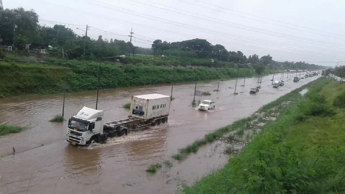 ฝนตกหนักน้ำท่วมถนนเลี่ยงเมืองนครสวรรค์