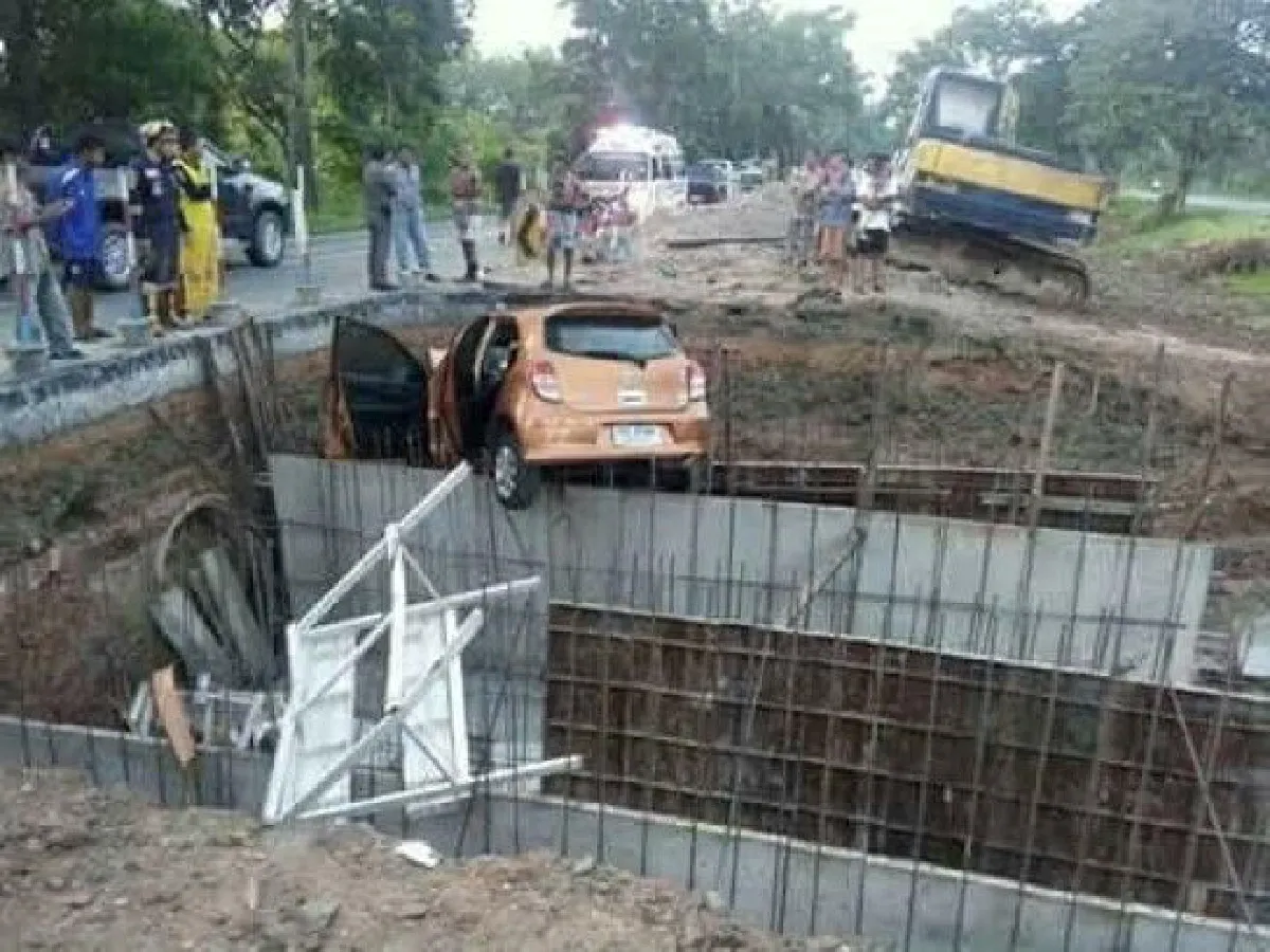 สาวขับเก๋งพุ่งตกหลุมก่อสร้างดับ คาดไม่มีป้ายเเจ้งเตือน