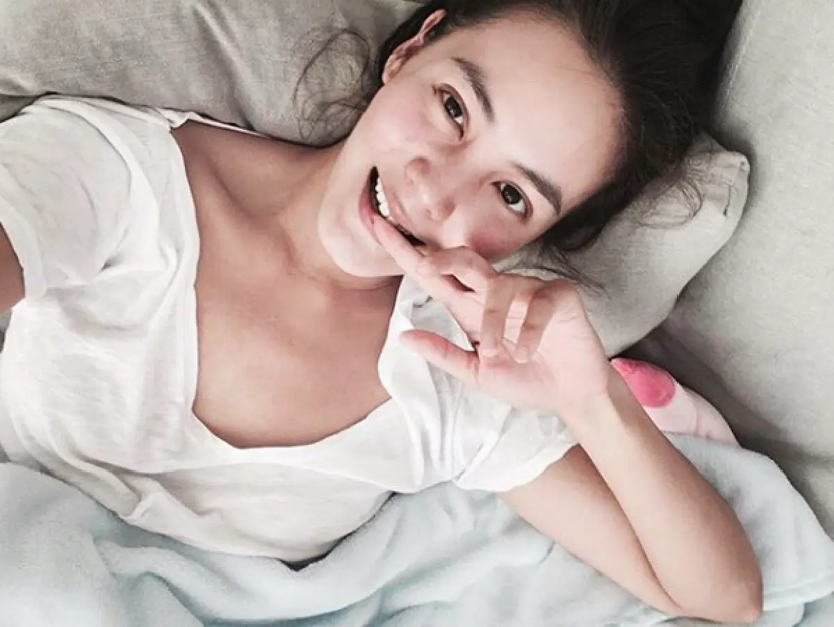 ลีลาการโพสบนเตียงแบบแซ่บๆ ตามสไตล์ “เจนี่"