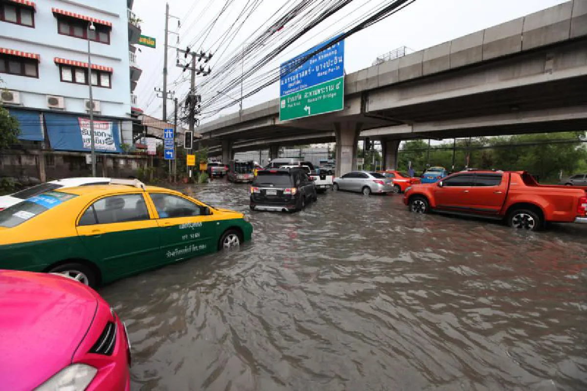 ขับรถยังไงดี เมื่อต้องผ่านที่น้ำท่วม