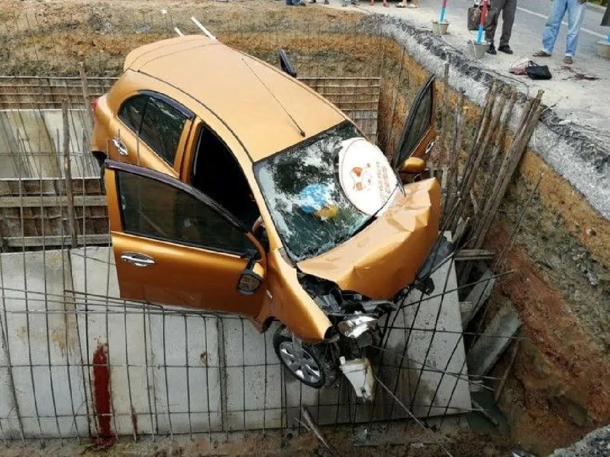 สาวขับเก๋งพุ่งตกหลุมก่อสร้างดับ คาดไม่มีป้ายเเจ้งเตือน