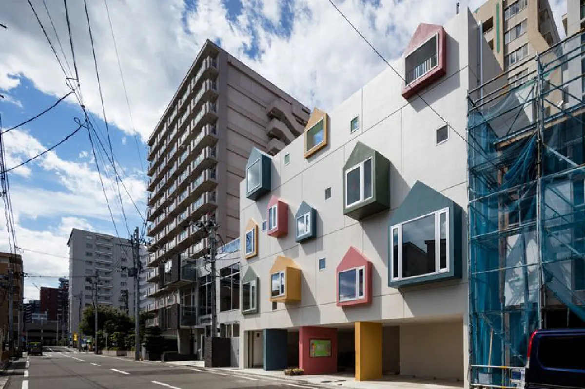 ความญี่ปุ่น! ตึกสีสันสดใสน่ารัก แท้จริงแล้วคือโรงเรียนอนุบาล