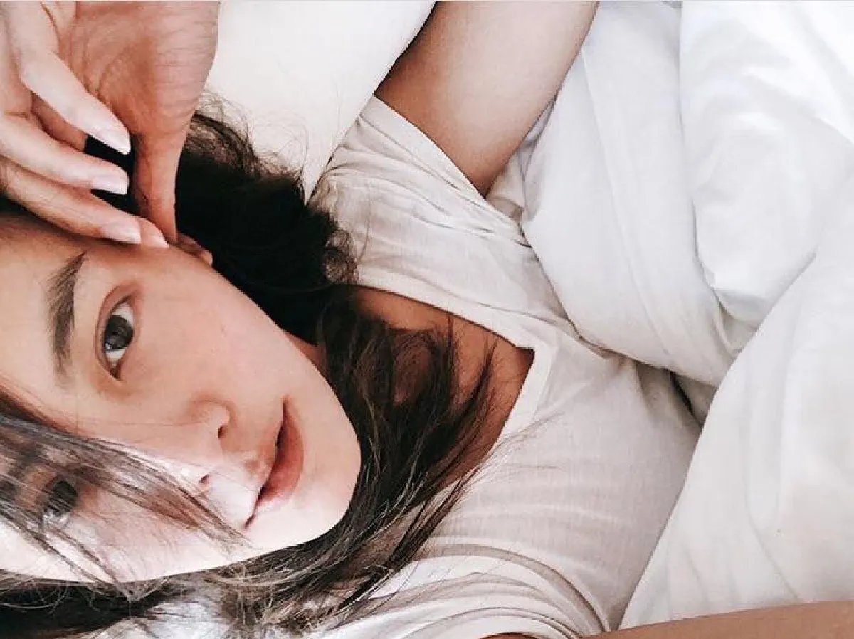 ลีลาการโพสบนเตียงแบบแซ่บๆ ตามสไตล์ “เจนี่"