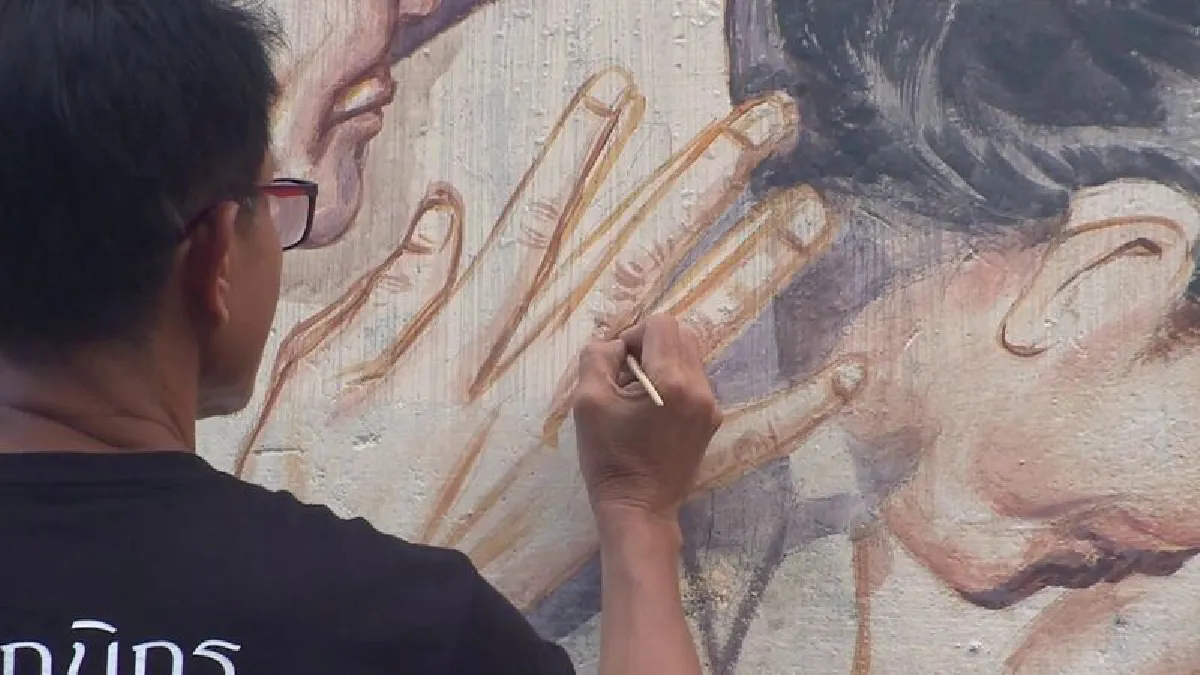 ชมภาพวาดบนกำแพงเก่าเล่าเรื่องร.9เสด็จเมืองนคร