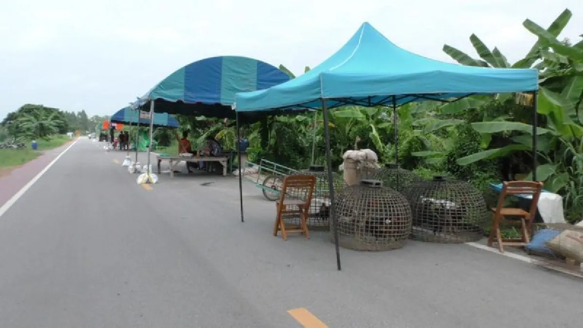 ชาวบ้านผวาน้ำท่วมสูงจองริมถนนเป็นที่พักชั่วคราว