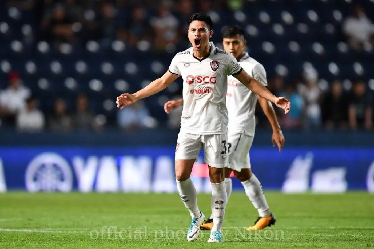 คลิปแฟนบอลด่า "อุ้ม ธีราทร" ยับ จนเด็กต้องบอก โอ๊ย..พอเเล้ว