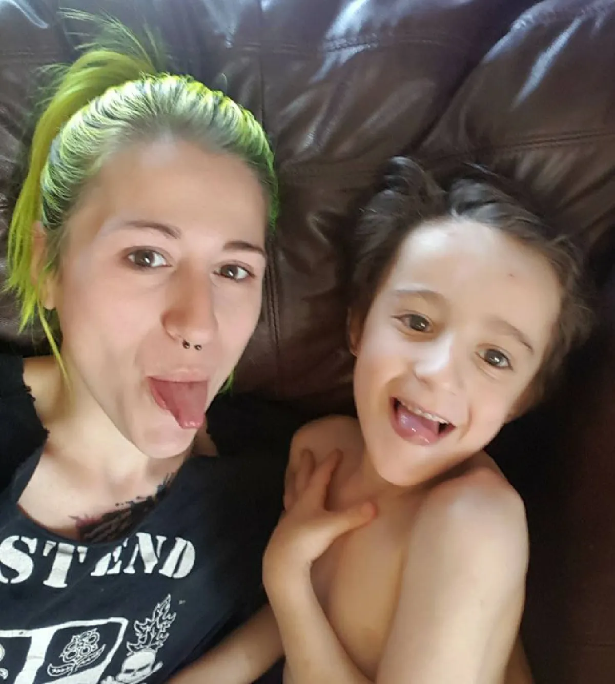 ช่างตัดผมฮีโร่! อยากให้เด็กออทิสติกรู้สึกผ่อนคลาย ยอมลงไปนอนตัดผมให้ที่พื้น