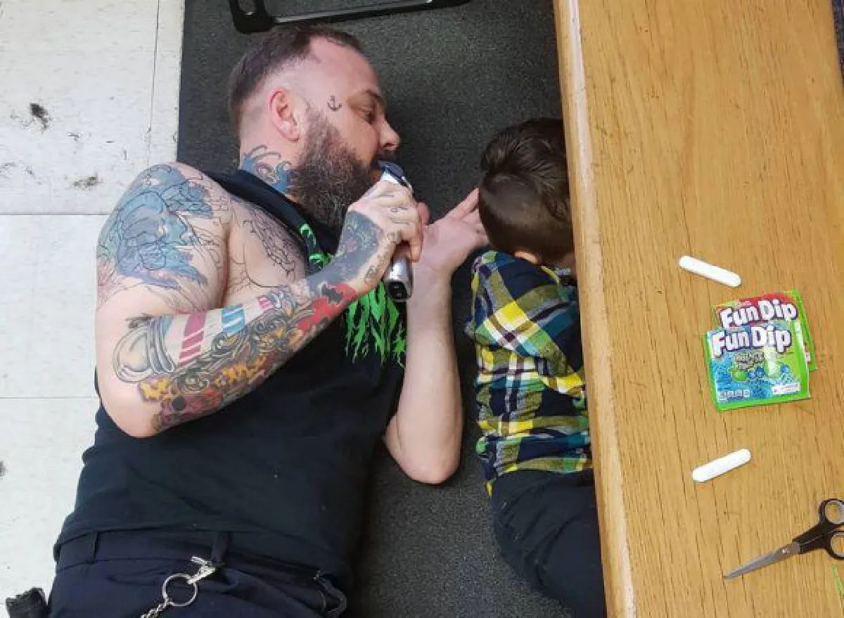 ช่างตัดผมฮีโร่! อยากให้เด็กออทิสติกรู้สึกผ่อนคลาย ยอมลงไปนอนตัดผมให้ที่พื้น