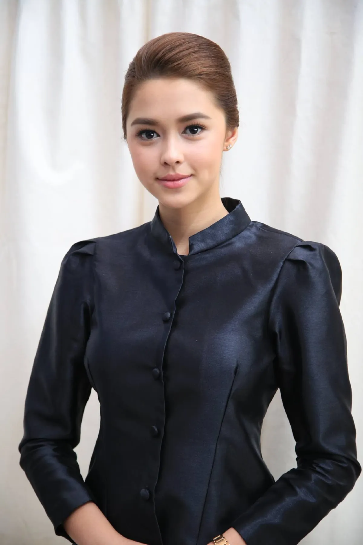 รวมภาพคนบันเทิงในชุดไทยจิตรลดา เพื่อน้อมถวายอาลัย