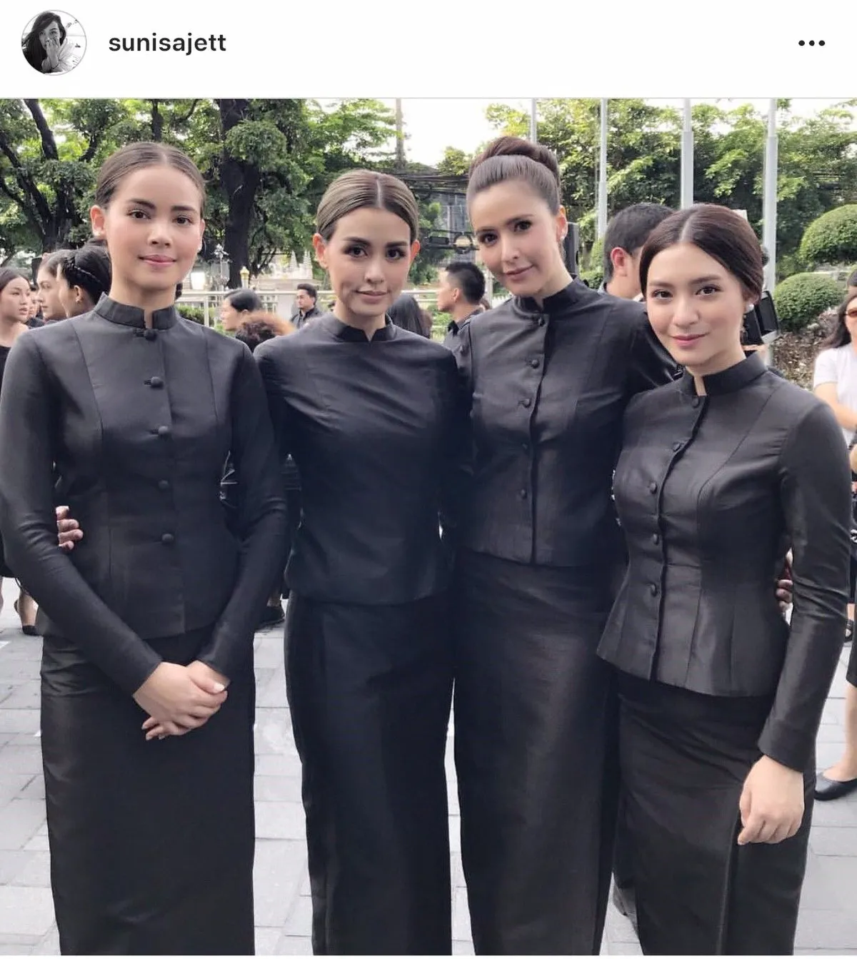 รวมภาพคนบันเทิงในชุดไทยจิตรลดา เพื่อน้อมถวายอาลัย