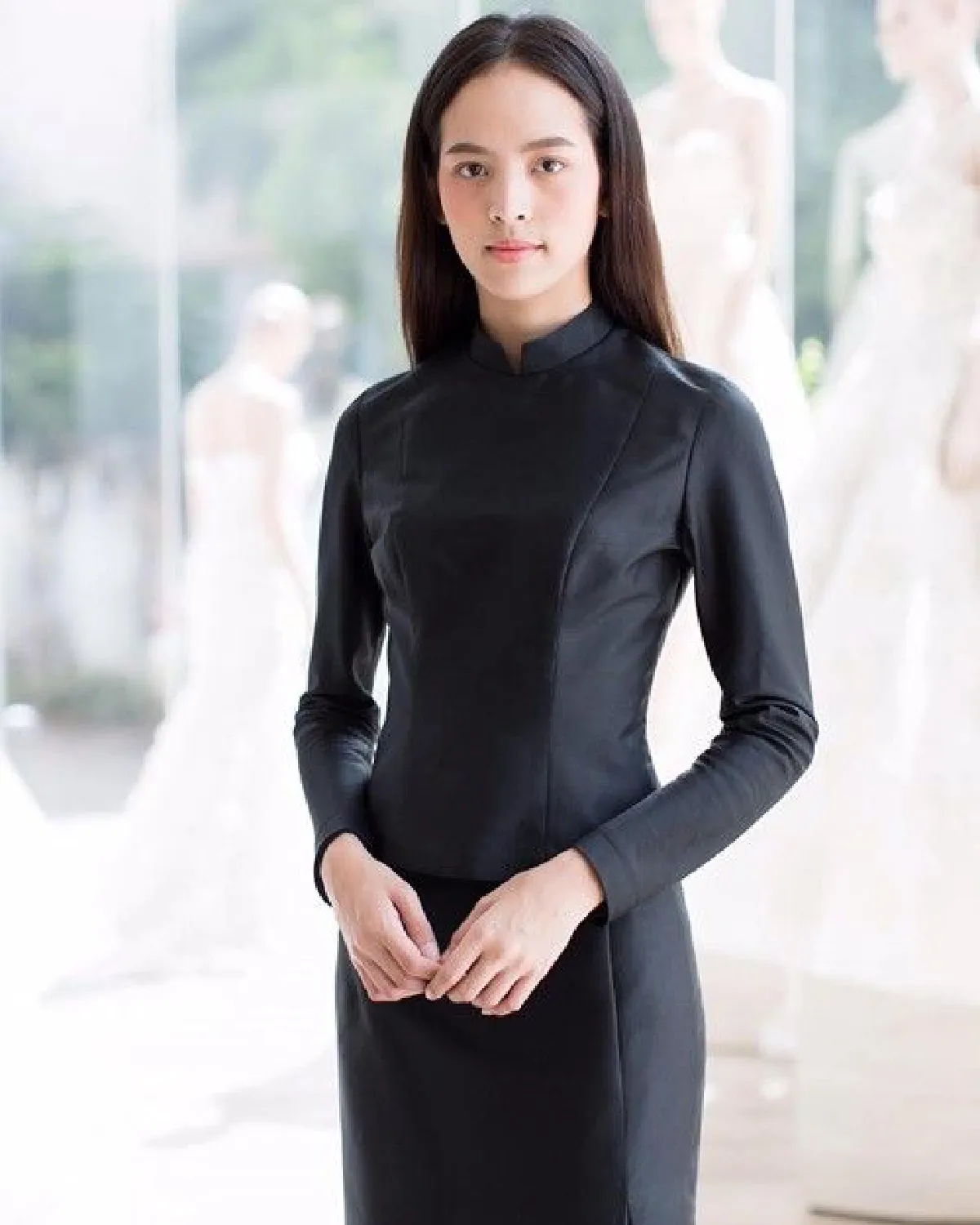 รวมภาพคนบันเทิงในชุดไทยจิตรลดา เพื่อน้อมถวายอาลัย