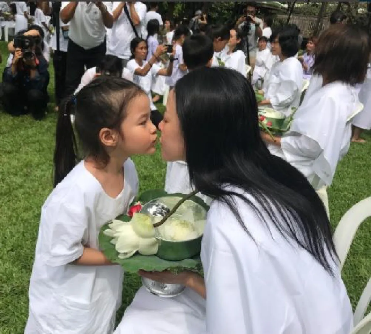 หนิง ปณิตา ปลงผมบวชชีถวายเป็นพระราชกุศลในหลวง ร.9
